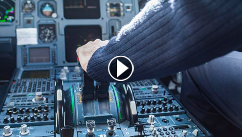 أنقذت الرحلة.. راكبة تهبط اضطراريا بطائرة بالنيابة عن 