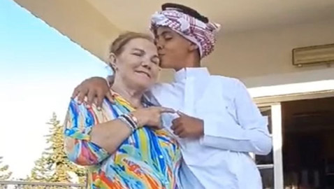 صورة شغلت التواصل.. كريستيانو جونيور بالزي السعودي يُقبل رأس جدته