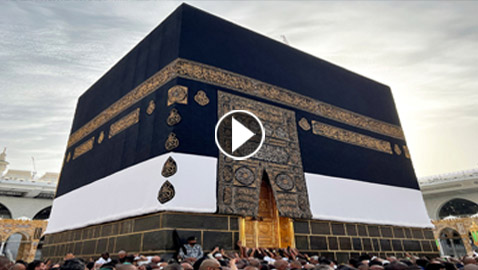 فيديو استبدال كسوة الكعبة المشرفة بمشهد مهيب.. مصنوعة من الحرير والذهب ومنقوشة بذكر الله