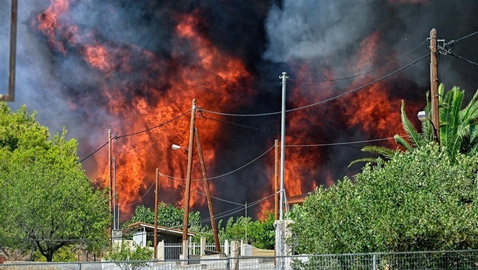النيران تجتاح اليونان .. وتوقعات بموجة حارة أخرى