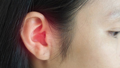  قبلة تصيب امرأة بتمزق في طبلة الأذن!