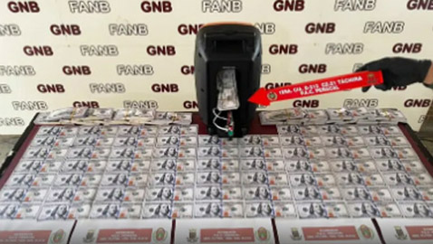 150 ألف دولار مزورة.. خبأها فنزويلي في راديو لتهريبها