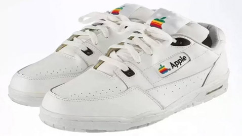 عرض حذاء رياضي نادر صنع خصيصا لشركة أبل للبيع مقابل 50 ألف دولار