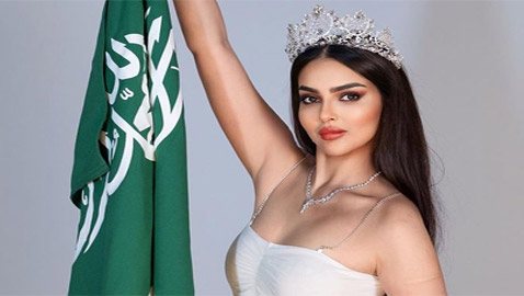 صور ملكة جمال السعودية رومي القحطاني تثير الغضب: هل أهانت علم المملكة؟
