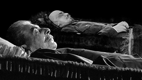 يوم استخرجت جثة ستالين ودفنت مجدداً.. بطريقة مهينة