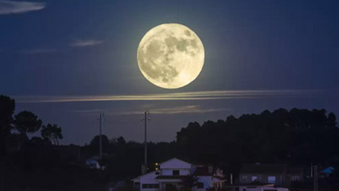 سيصبح قريبا جدا من الأرض.. القمر العملاق يزين سماء الوطن العربي اليوم