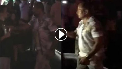 فيديو صادم: عمرو دياب يعتدي على شاب صوره مع فتاة ويخطف هاتفه لمسح الصور!