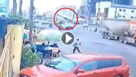 فيديو: سقوط طائرة في الشارع، والطيار يخرج حيا من بين النيران