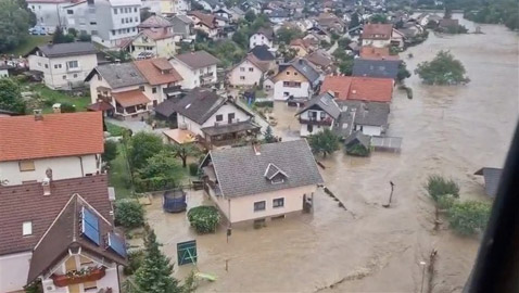 صور مؤثرة.. فيضانات تغمر سلوفينيا والاستعانة بهليكوبتر لإجلاء المحاصرين