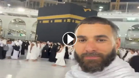 فيديو: كريم بنزيمة يؤدي مناسك العمرة ويرتدي ملابس الإحرام