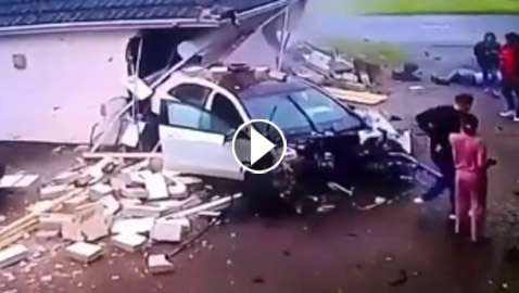 مراهق بسيارة فارهة كاد يتسبب بكارثة.. فيديو مرعب يوثق الحادثة