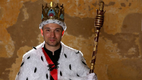 لترويج السياحة.. أمير مزيف يحتفل بتتويجه حاكماً في فرنسا