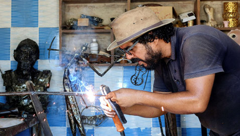 رغم الأمية ومصاعب الحياة.. تونسي يحول الخردة إلى أعمال فنية.. صور