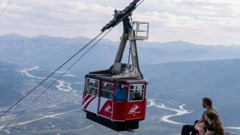 ساعات تحبس الأنفاس.. تلفريك يتعطل بمئات السياح على قمة جبل بكندا