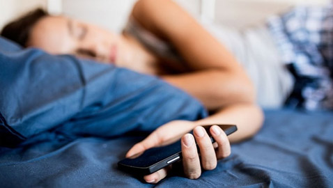 تحذير مالكي آيفون من خطأ قاتل أثناء النوم