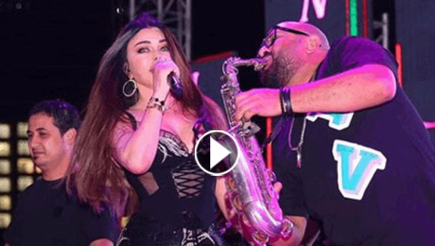 معجبة اقتحمت المسرح اثناء غناء هيفاء وهبي بفستان شفاف.. ماذا كانت النتيجة؟ 