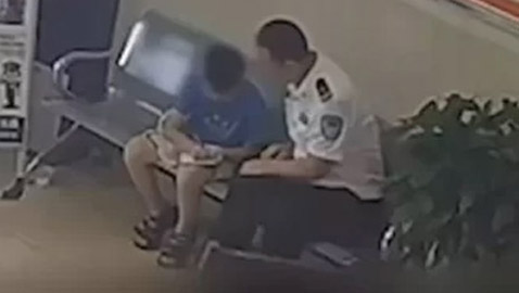 طفل يشتكي أمه بمركز شرطة لسبب طريف.. ويطلب اللجوء لدار أيتام