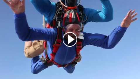 احتفال على ارتفاع 12 ألف قدم.. ماذا فعلت سيدة تسعينية في عيد ميلادها؟