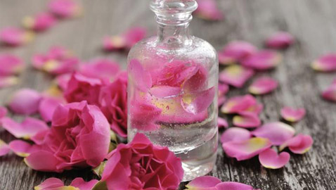 5 فوائد لاستخدام ماء الورد للشعر