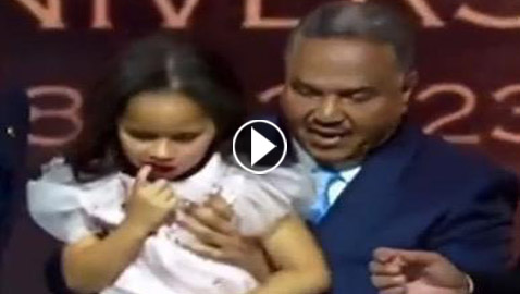 فيديو: ظهور نادر لابنة محمد عبده.. ‏سرقت الأضواء منه على المسرح