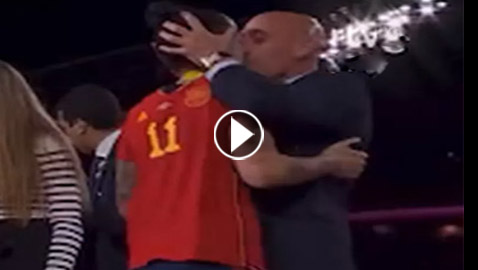 قبلة ساخنة! انتقادات لاذعة لرئيس الاتحاد الإسباني لكرة القدم بسبب سلوكه مع لاعبة