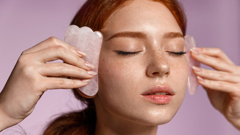 فوق الخمسين.. استخدمي منتجات التجميل هذه لتبدي أصغر سناً