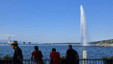 نهاية تعيسة.. حاول تقبيل مياه نافورة جنيف فحصل مالا يتوقعه!