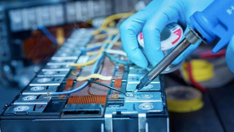 علماء يكتشفون طلاء بطارية يجعل السيارات الكهربائية أقل سعراً