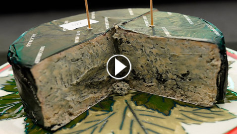 أغلى قطعة جبن بالعالم تُباع بمزاد علني.. تنضج لأشهر بكهوف شاهقة!