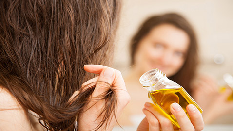 يمنع ظهور القشرة ويزيد اللمعان.. فوائد حمام الزيت بترميم الشعر بعد الصيف