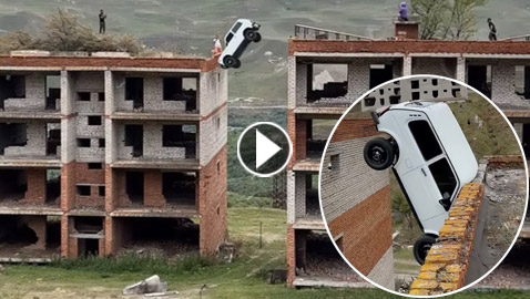 مغامر روسي يقفز بسيارته من الطابق الرابع.. والنهاية كارثية!