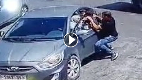 فيديو: شاب فلسطيني ينقذ طفلا 