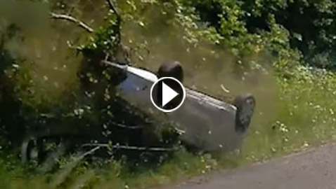 فيديو مرعب لحادث سيارة على طريق سريع.. والسائق نجا بمعجزة!