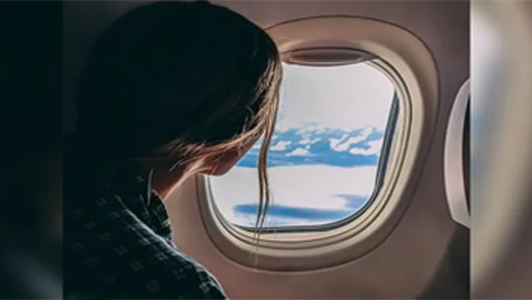 طرد سيدتين من طائرة.. مقعد قذر ورائحة مقززة وأسلوب وقح!