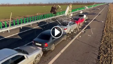 5 سيارات مرت من تحت رجليه.. مشهد لا يصدق لمغامر روسي!