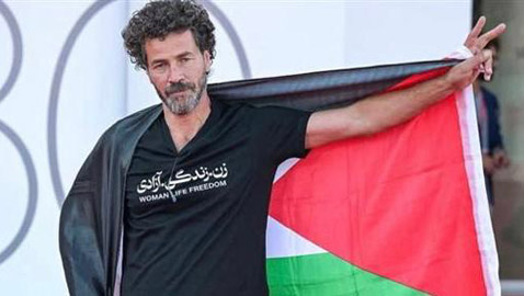 الممثل صالح بكرى يحمل علم فلسطين على السجادة الحمراء بمهرجان فينيسيا