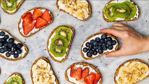 7 أطعمة صحية تحتوي على نسب مرتفعة من السكر!