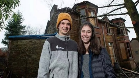 زوجان يحولان قصراً مهجوراً إلى 