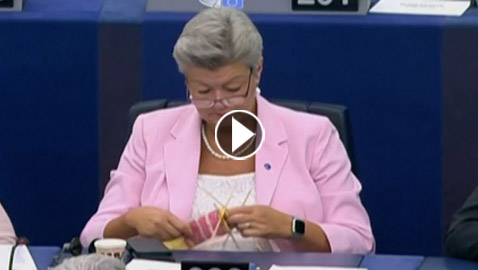 ملت حتى الموت.. فيديو مسؤولة تحيك خلال خطاب رئيسة البرلمان الأوروبي