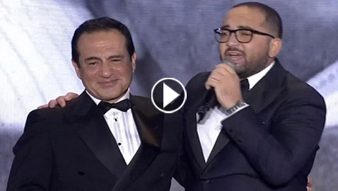 فيديو مؤثر: نجل محمد ثروت يقتحم المسرح متكأ على عكاز بسبب مرضه ويغني 