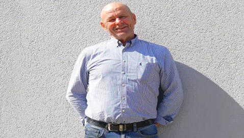 حادث مروع سببه منشار.. رجل جمع أحشاءه بقميص وركض بها للمستشفى!