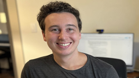 شاب عمره 28 عاما تقاضى 113 ألف دولار خلال سنة من عمل جانبي