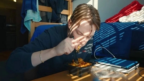 طالب يفقد جميع أطرافه بعد تناول بقايا وجبة