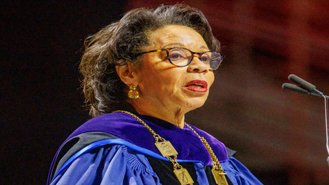 سقطت أمام الحضور وماتت.. وفاة صادمة لرئيسة جامعة أمريكية!