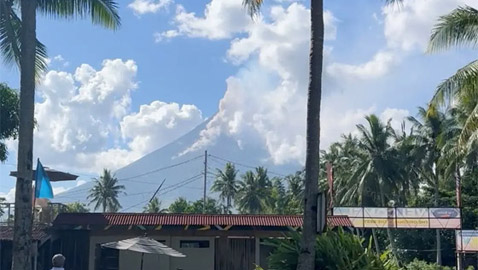 غازات بركانية تجبر الفلبين على إغلاق المدارس ومطالبة السكان بالبقاء بالمنزل