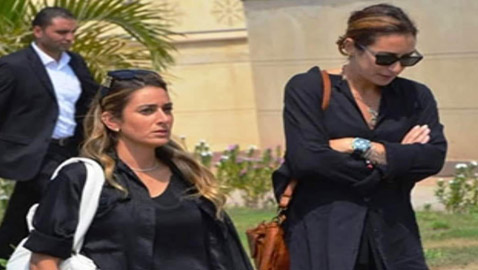 صورة أمينة خليل وشبيهتها بعزاء والدة دينا الشربيني تثير الحيرة!.. 