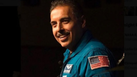 رفضته ناسا 11 مرة.. قصة مزارع تحول لرائد فضاء في عمر 41