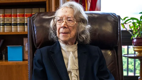 بعمر 96 عاما.. قاضية أمريكية ترفض التقاعد وتكافح للطعن في توقيفها!