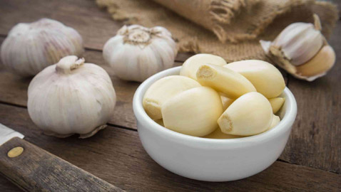 مكون سحري.. يخلصك من رائحة الثوم الكريهة!