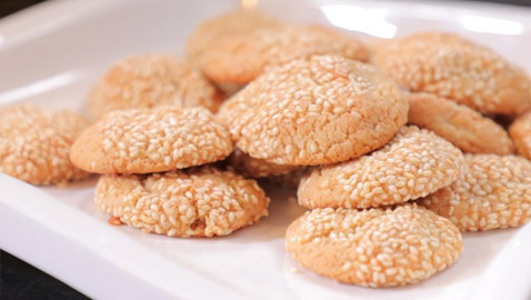 إليكم طريقة تحضير كوكيز صحي بالسمسم والطحينة.. خفيف ولذيذ